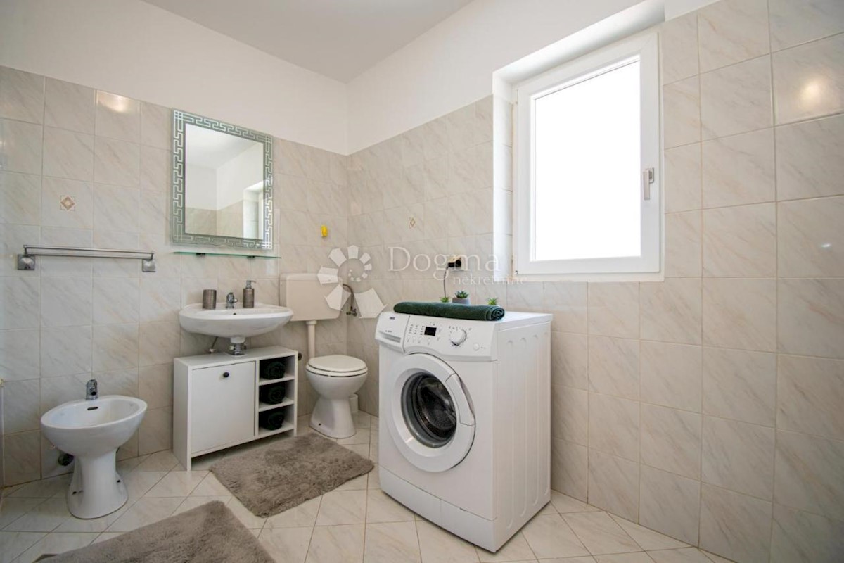 OPPORTUNITÀ! CASA CON 4 APPARTAMENTI E PISCINA A 600 M DAL MARE