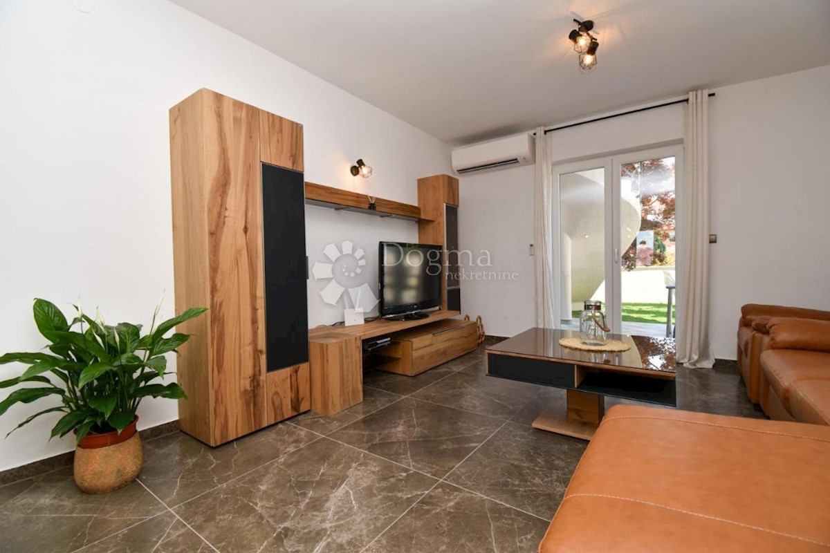 OPPORTUNITÀ! CASA CON 4 APPARTAMENTI E PISCINA A 600 M DAL MARE