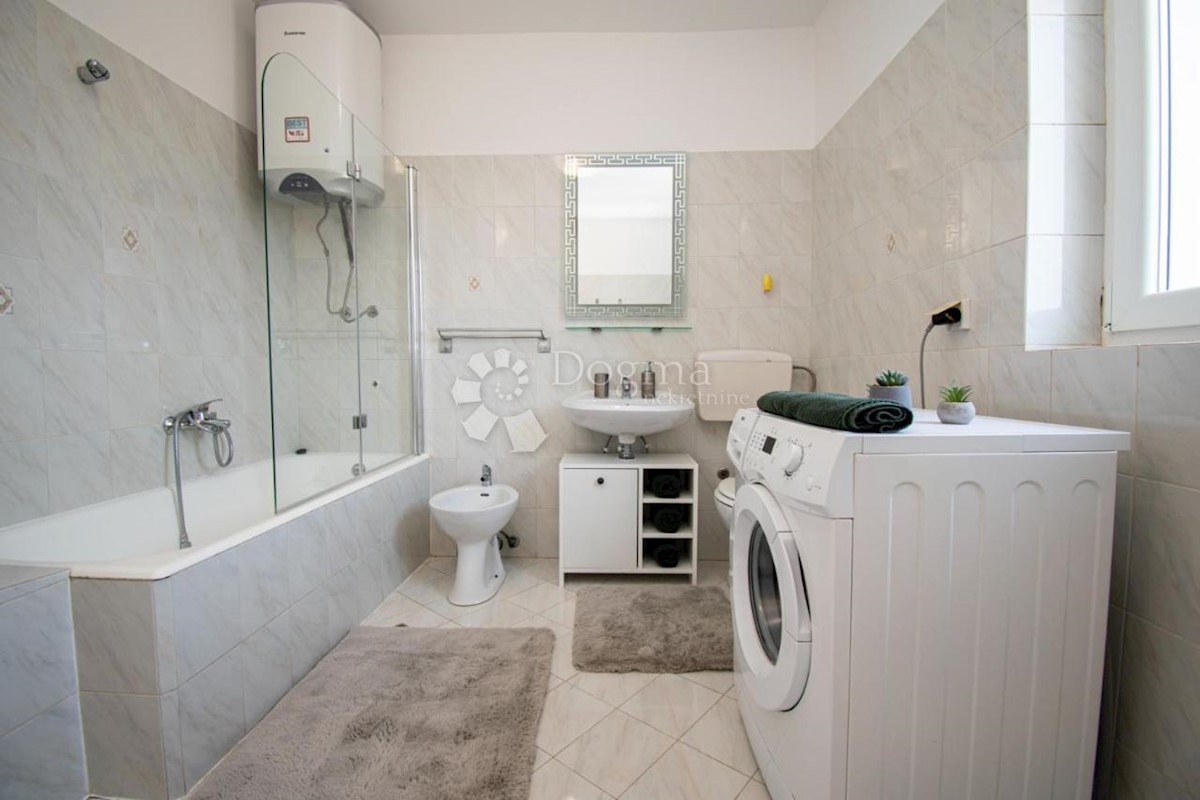 OPPORTUNITÀ! CASA CON 4 APPARTAMENTI E PISCINA A 600 M DAL MARE