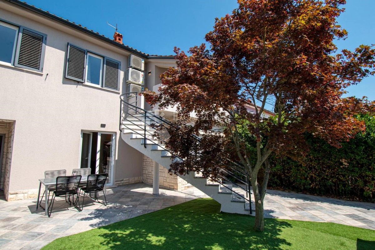 OPPORTUNITÀ! CASA CON 4 APPARTAMENTI E PISCINA A 600 M DAL MARE