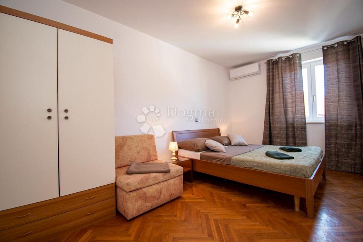 OPPORTUNITÀ! CASA CON 4 APPARTAMENTI E PISCINA A 600 M DAL MARE
