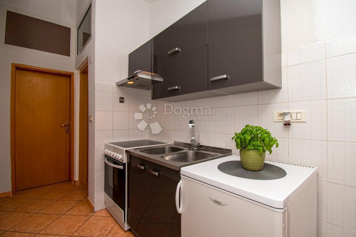 OPPORTUNITÀ! CASA CON 4 APPARTAMENTI E PISCINA A 600 M DAL MARE