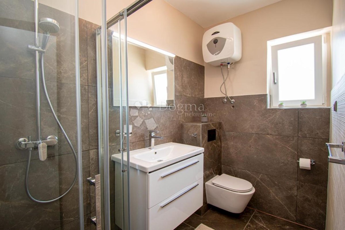 OPPORTUNITÀ! CASA CON 4 APPARTAMENTI E PISCINA A 600 M DAL MARE
