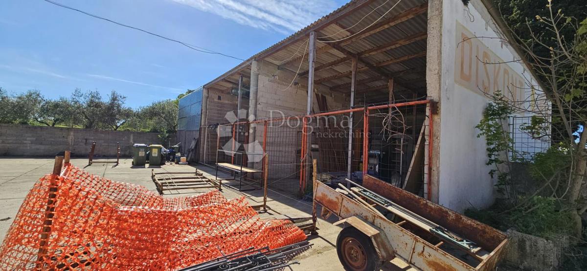 Locale commerciale Vodnjan, 686m2