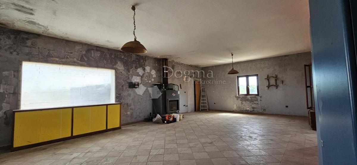 Locale commerciale Vodnjan, 686m2