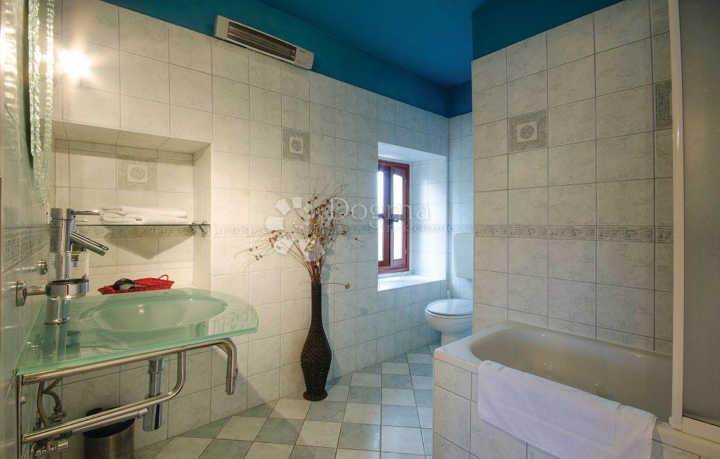 CASA IN PIETRA SU SPAZIOSA PROPRIETA'!