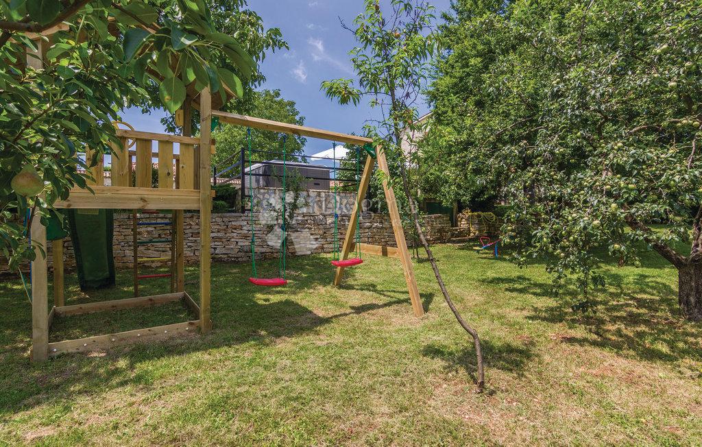 CASA IN PIETRA SU SPAZIOSA PROPRIETA'!