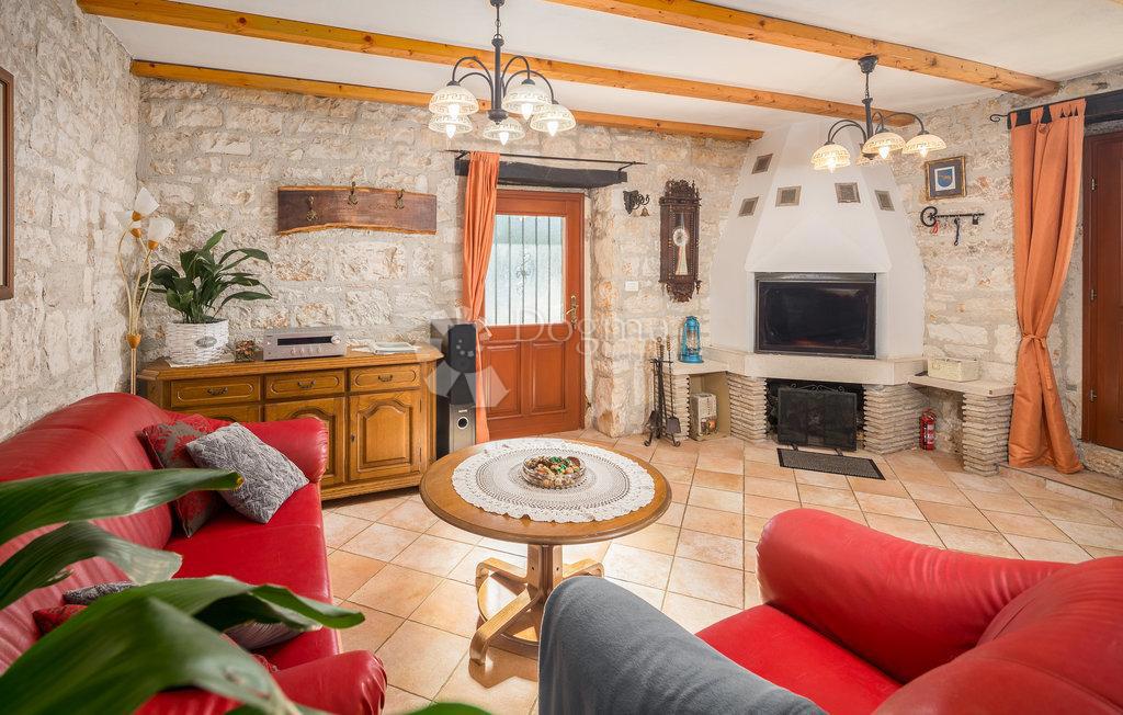 CASA IN PIETRA SU SPAZIOSA PROPRIETA'!