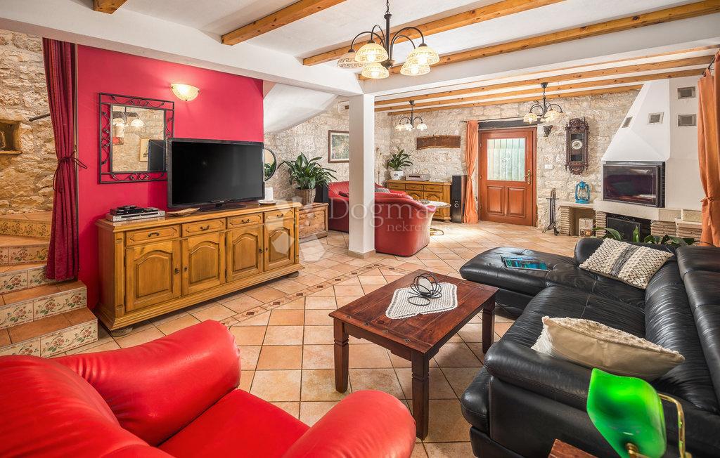 CASA IN PIETRA SU SPAZIOSA PROPRIETA'!