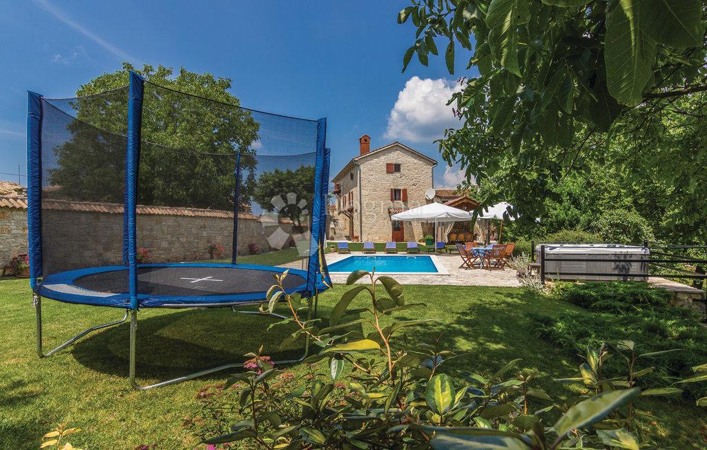 CASA IN PIETRA SU SPAZIOSA PROPRIETA'!