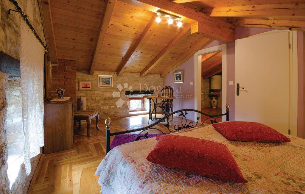 CASA IN PIETRA SU SPAZIOSA PROPRIETA'!