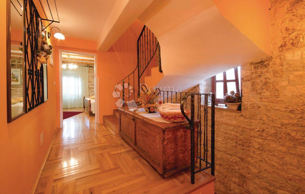 CASA IN PIETRA SU SPAZIOSA PROPRIETA'!