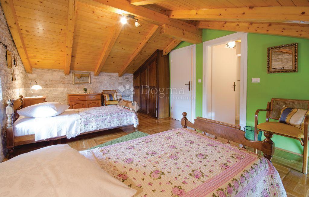 CASA IN PIETRA SU SPAZIOSA PROPRIETA'!