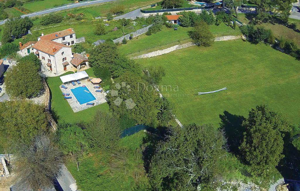 CASA IN PIETRA SU SPAZIOSA PROPRIETA'!