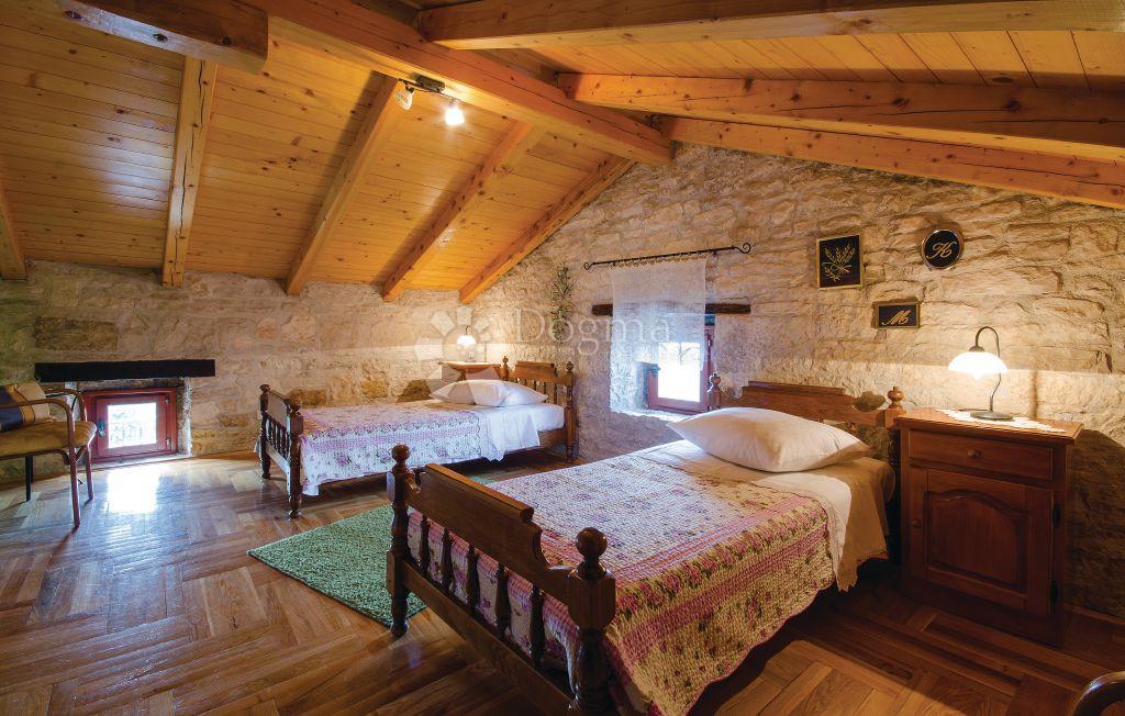 CASA IN PIETRA SU SPAZIOSA PROPRIETA'!