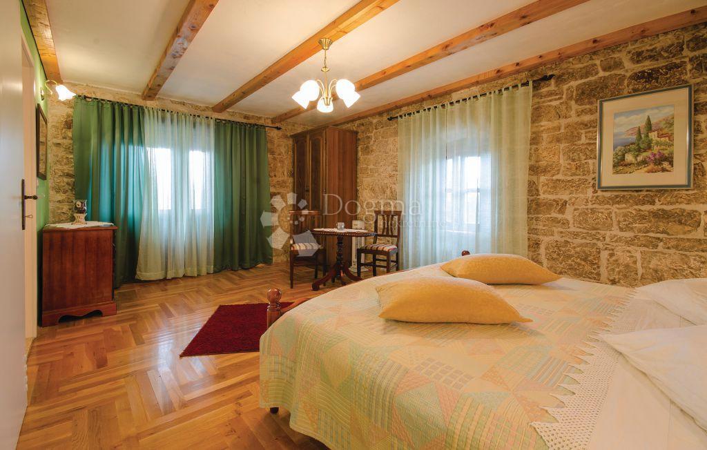 CASA IN PIETRA SU SPAZIOSA PROPRIETA'!