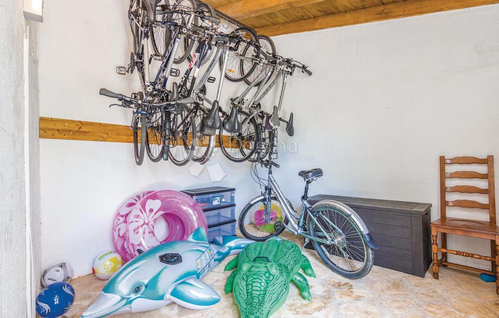 CASA IN PIETRA SU SPAZIOSA PROPRIETA'!