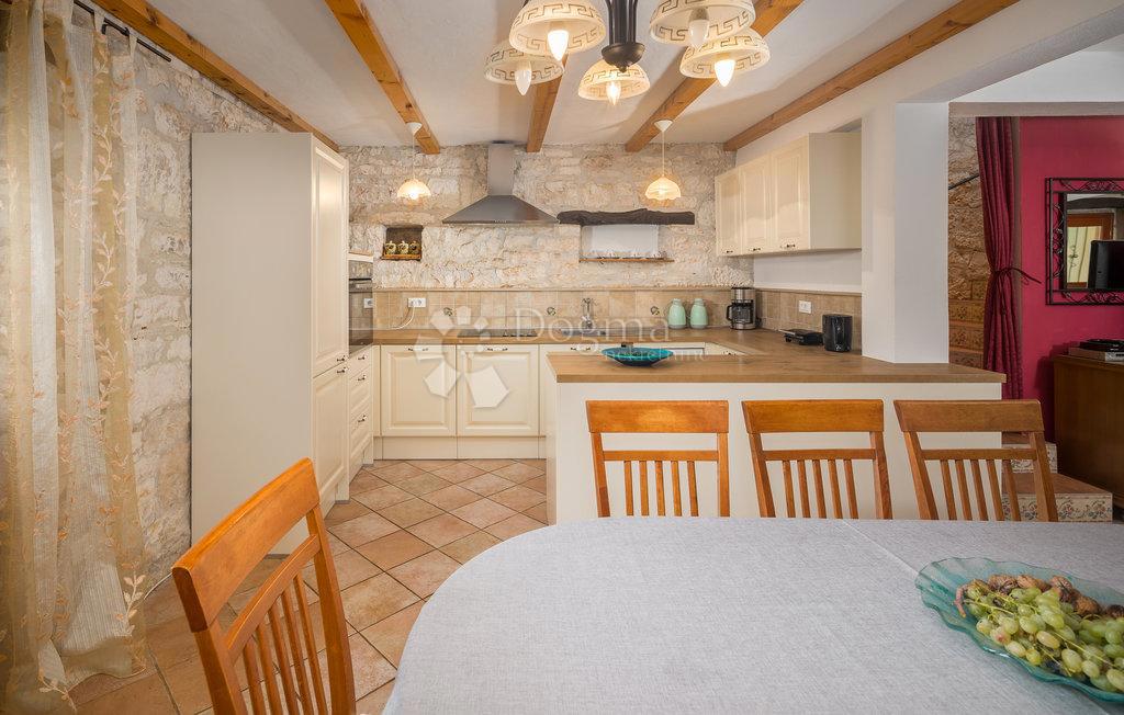 CASA IN PIETRA SU SPAZIOSA PROPRIETA'!