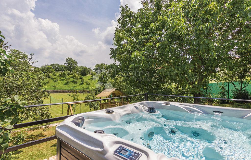 CASA IN PIETRA SU SPAZIOSA PROPRIETA'!