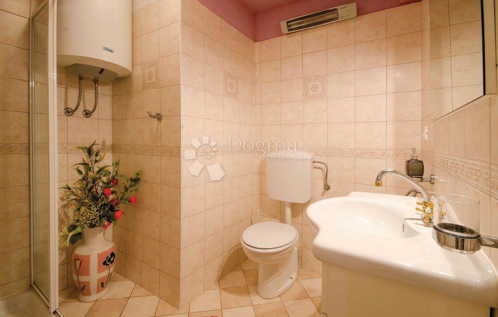 CASA IN PIETRA SU SPAZIOSA PROPRIETA'!