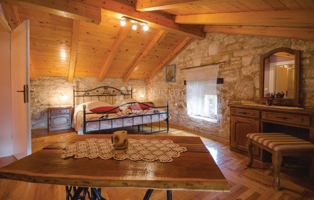 CASA IN PIETRA SU SPAZIOSA PROPRIETA'!