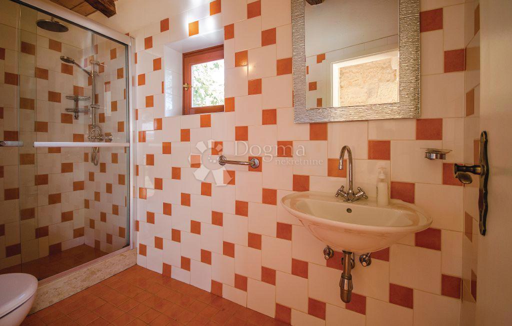 CASA IN PIETRA SU SPAZIOSA PROPRIETA'!