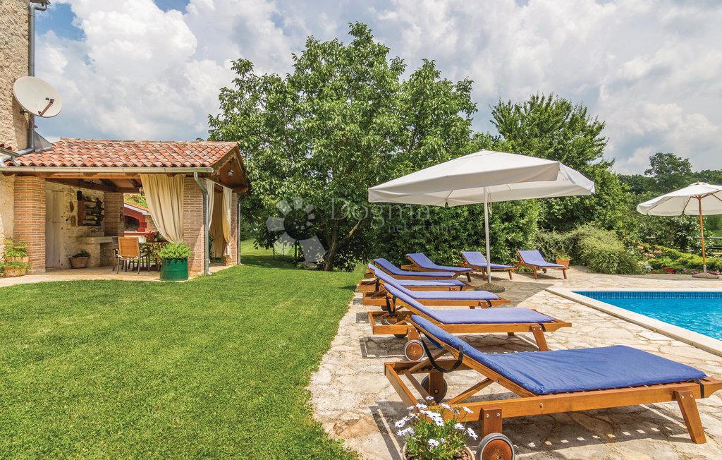 CASA IN PIETRA SU SPAZIOSA PROPRIETA'!