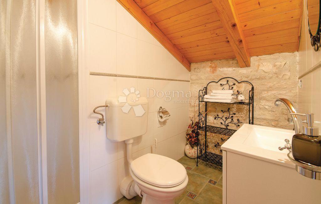 CASA IN PIETRA SU SPAZIOSA PROPRIETA'!