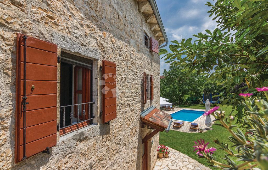 CASA IN PIETRA SU SPAZIOSA PROPRIETA'!