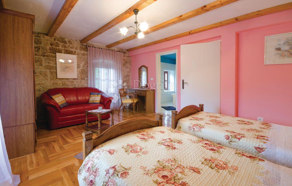 CASA IN PIETRA SU SPAZIOSA PROPRIETA'!