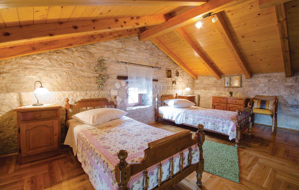 CASA IN PIETRA SU SPAZIOSA PROPRIETA'!