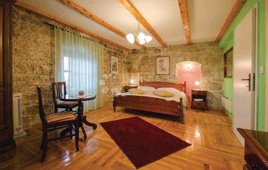 CASA IN PIETRA SU SPAZIOSA PROPRIETA'!