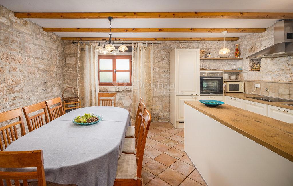 CASA IN PIETRA SU SPAZIOSA PROPRIETA'!