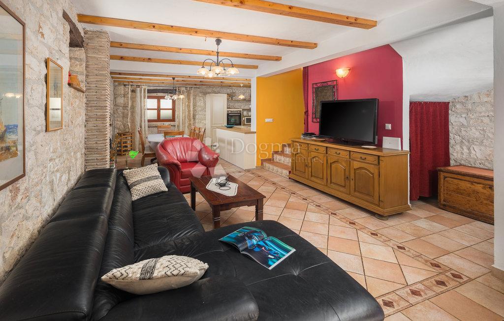 CASA IN PIETRA SU SPAZIOSA PROPRIETA'!