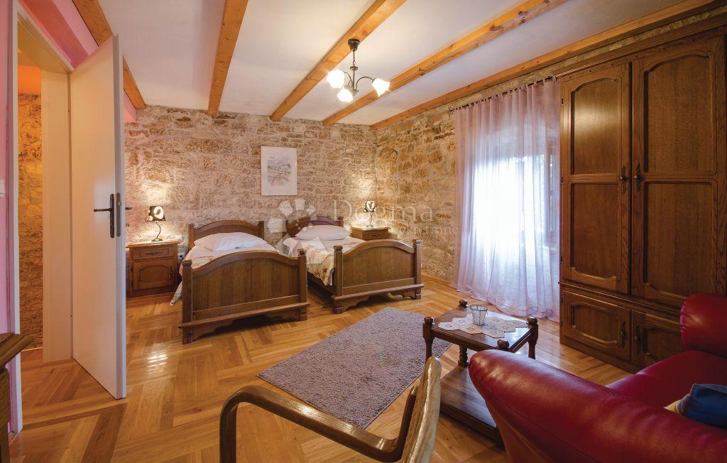 CASA IN PIETRA SU SPAZIOSA PROPRIETA'!