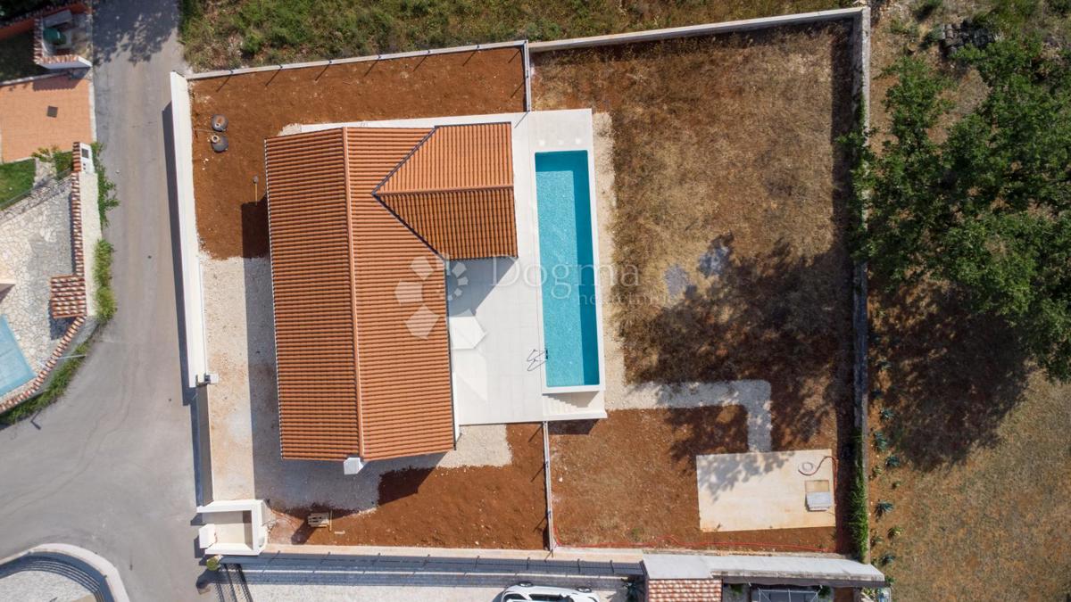 NUOVA CASA CON PISCINA, POSIZIONE TRANQUILLA