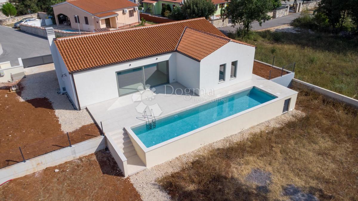 NUOVA CASA CON PISCINA, POSIZIONE TRANQUILLA