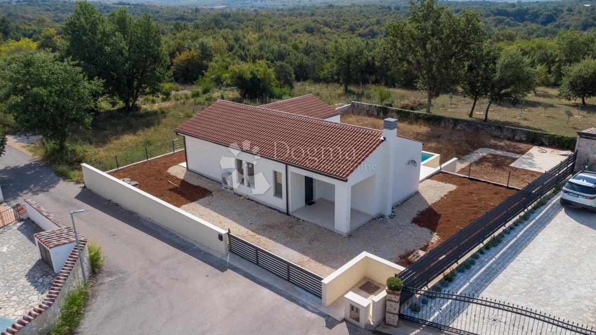 NUOVA CASA CON PISCINA, POSIZIONE TRANQUILLA