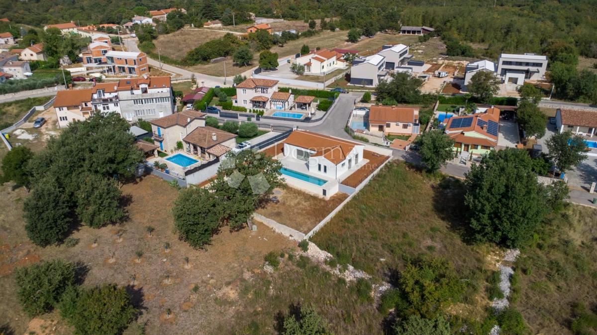 NUOVA CASA CON PISCINA, POSIZIONE TRANQUILLA