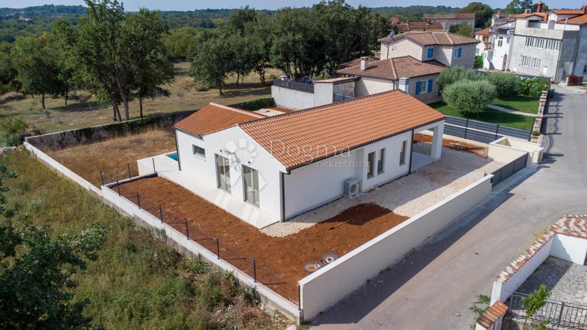 NUOVA CASA CON PISCINA, POSIZIONE TRANQUILLA