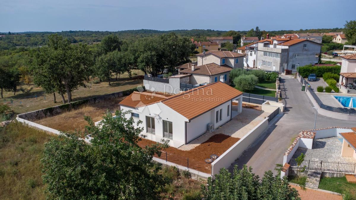 NUOVA CASA CON PISCINA, POSIZIONE TRANQUILLA