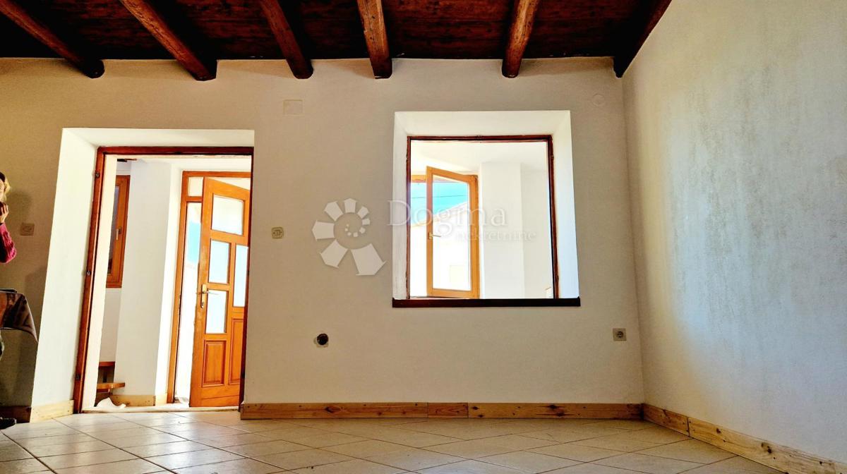 Opportunità di investimento - una casa con cortile vicino a Pola 