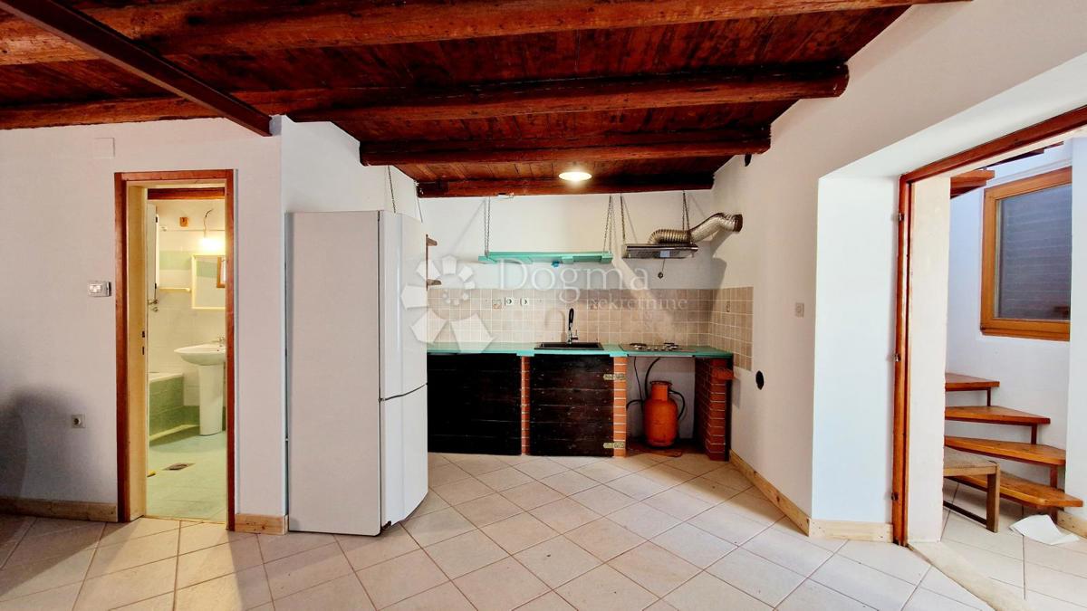 Opportunità di investimento - una casa con cortile vicino a Pola 