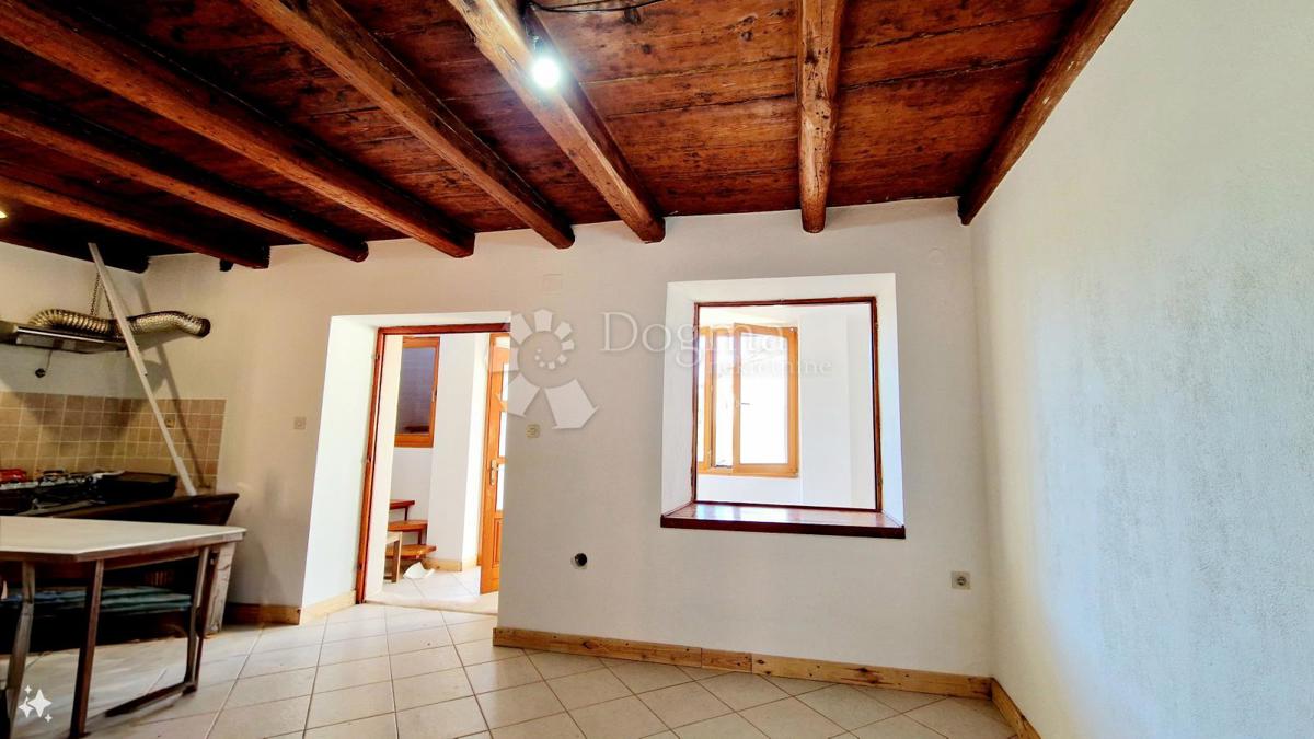 Opportunità di investimento - una casa con cortile vicino a Pola 