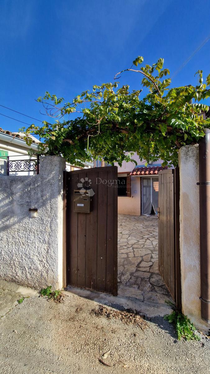 Opportunità di investimento - una casa con cortile vicino a Pola 