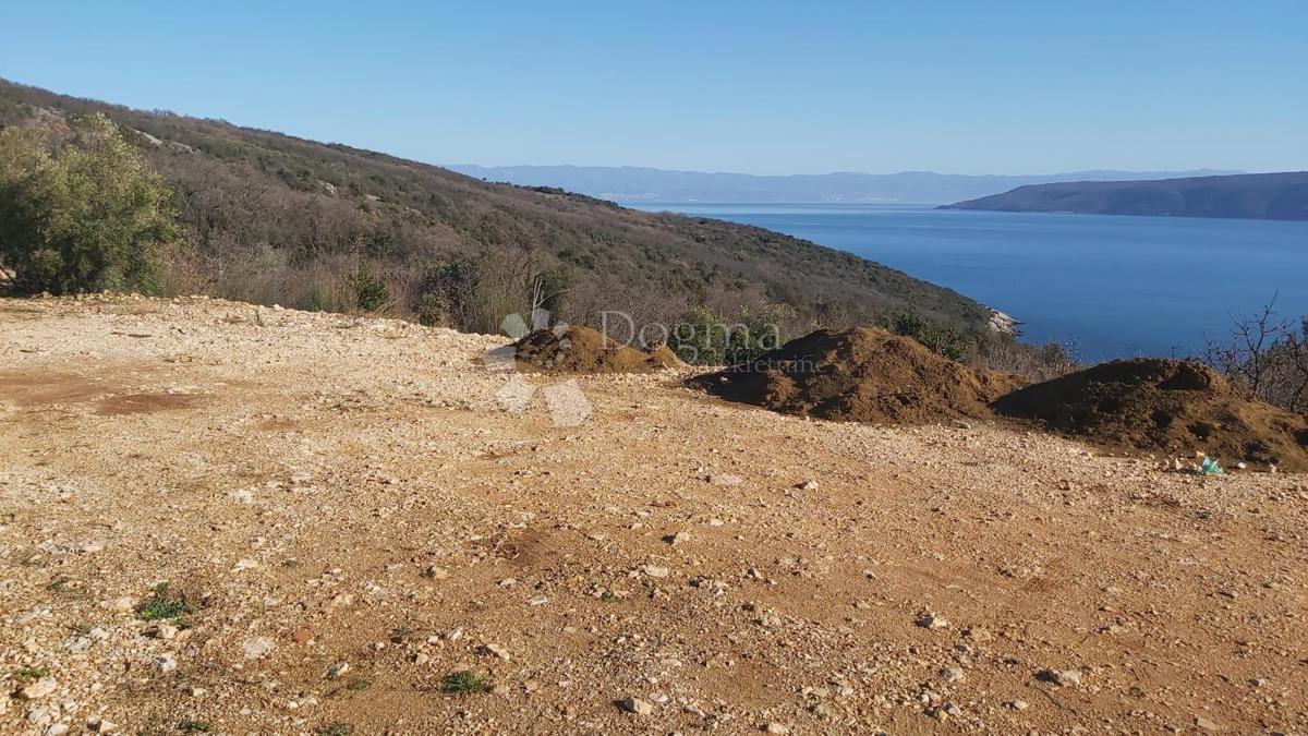 Terreno spazioso con una splendida vista sul mare