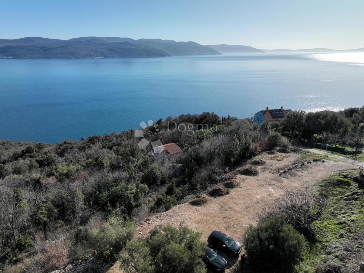 Terreno spazioso con una splendida vista sul mare