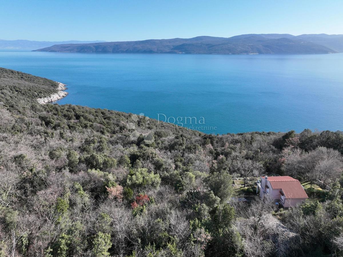 Terreno spazioso con una splendida vista sul mare