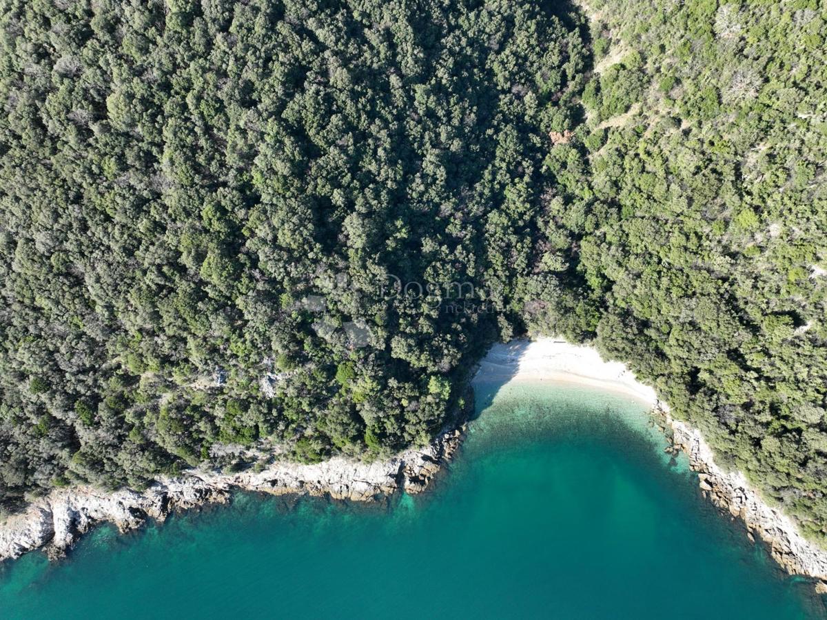 Terreno spazioso con una splendida vista sul mare