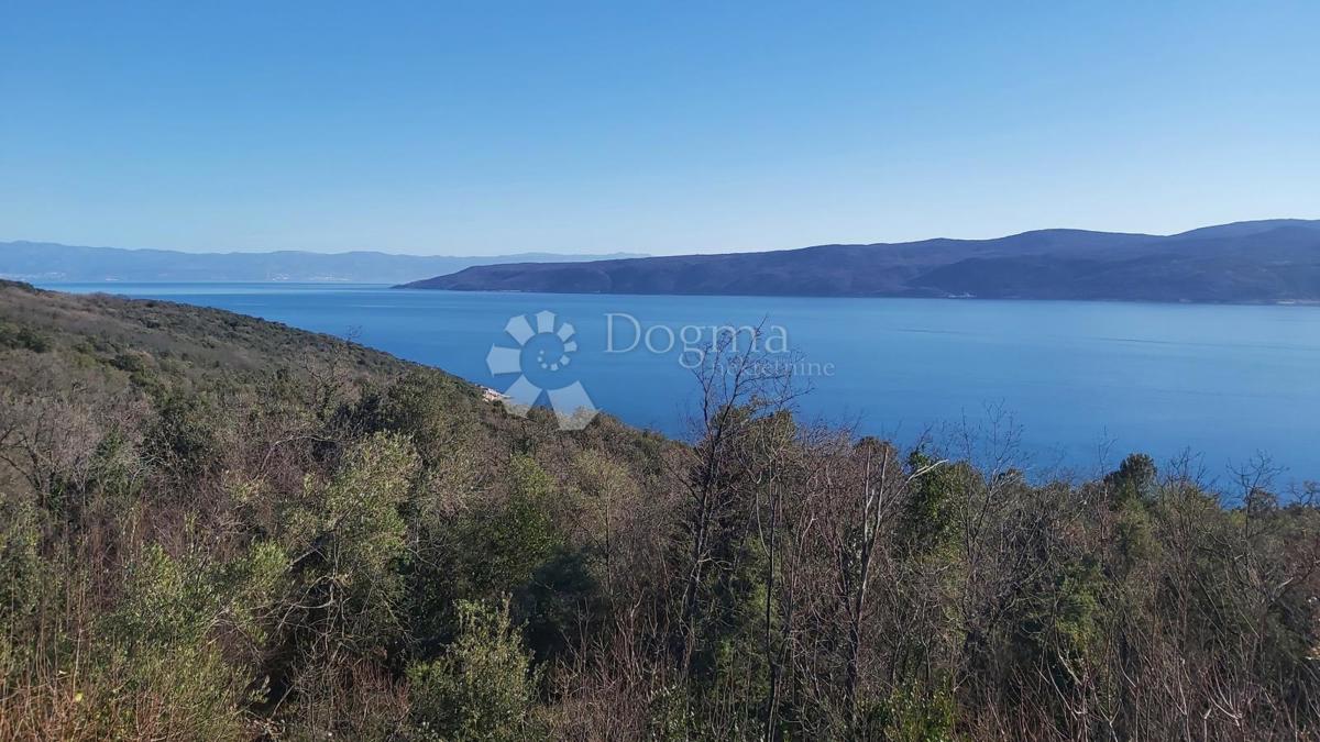 Terreno spazioso con una splendida vista sul mare